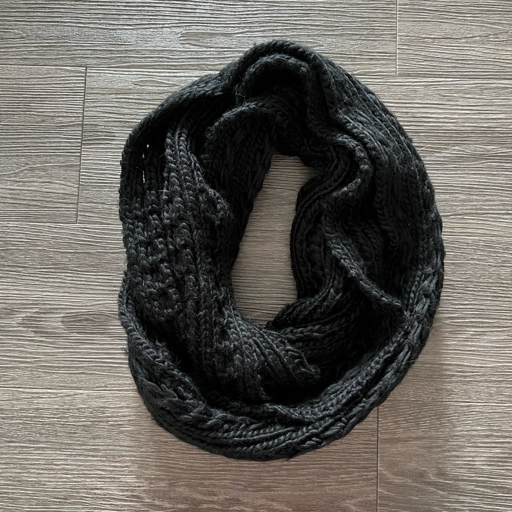 Forever 21 black knit infinity scarf